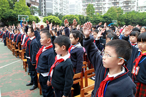 03、圖為開學典禮升國旗時國際部學生行隊禮