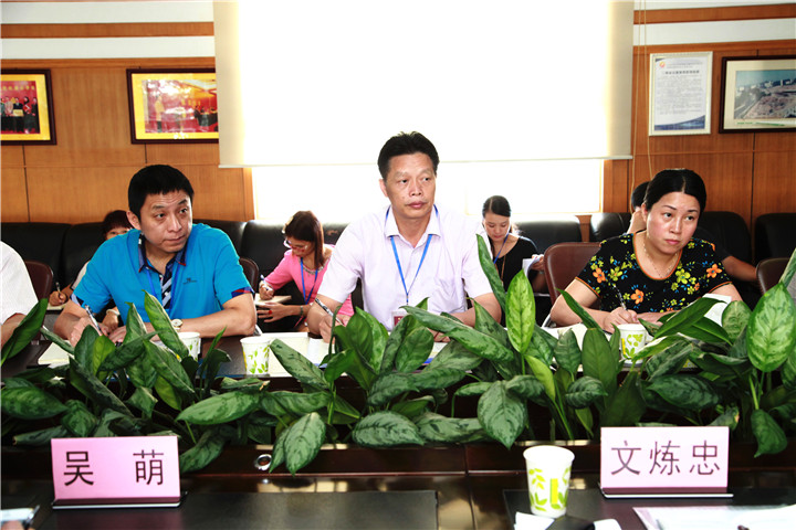 06.圖為學校戴桓標校長（中）、王開利副校長（左）、集團程琳娜主任（右）參加調研情況反饋會