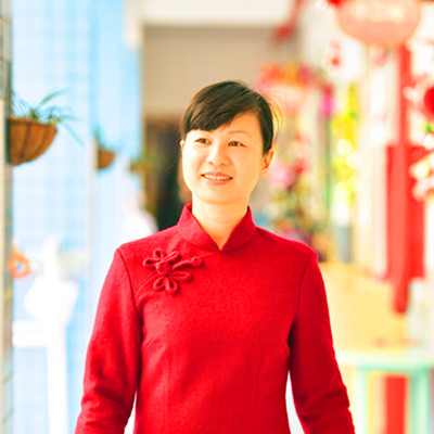 曾友梅：深圳市龍華區遠恒佳花園幼兒園園長