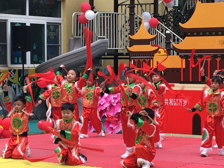 瑞狗迎春兆豐年，寶貝回園樂開顏