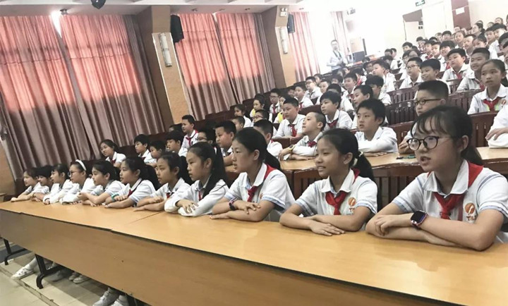 普法教育走進中英文，做新時代合格小公民