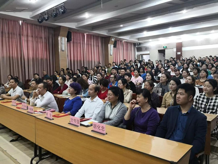 若為人父母是一場人生旅行，美麗風景要靠你引領孩子發現 ——致龍華中英文實驗學校家長學校開學儀式