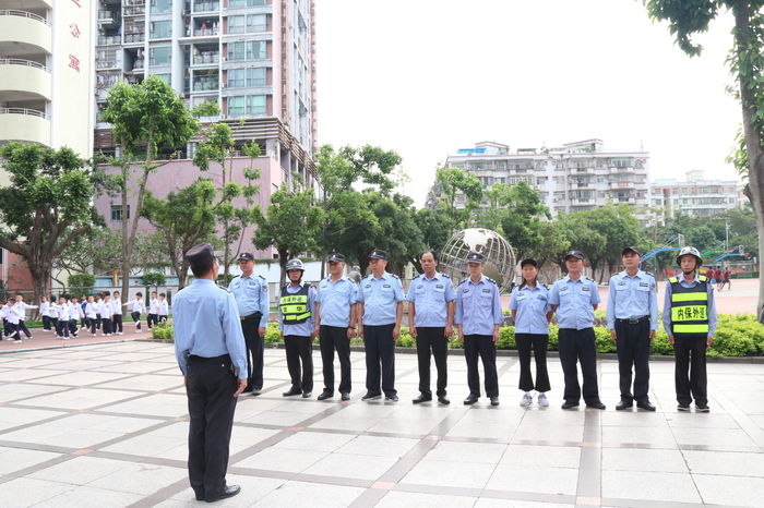 龍城派出所防恐沖鋒隊來我校進行反恐防暴培訓及實戰演練