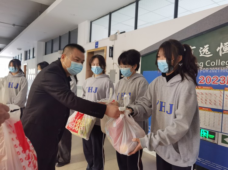 心系留校學生，情暖長壽湖畔——區教委領導慰問我校疫情期間周末留校學生