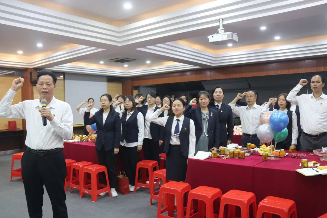 憶入黨初心，擔責任使命——龍華中英文實驗學校黨支部為黨員辦集體政治生日會