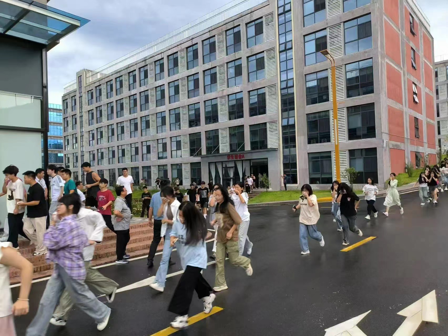 消防應急始于心，安全防范踐于行 || 我校成功舉辦秋季消防逃生演練